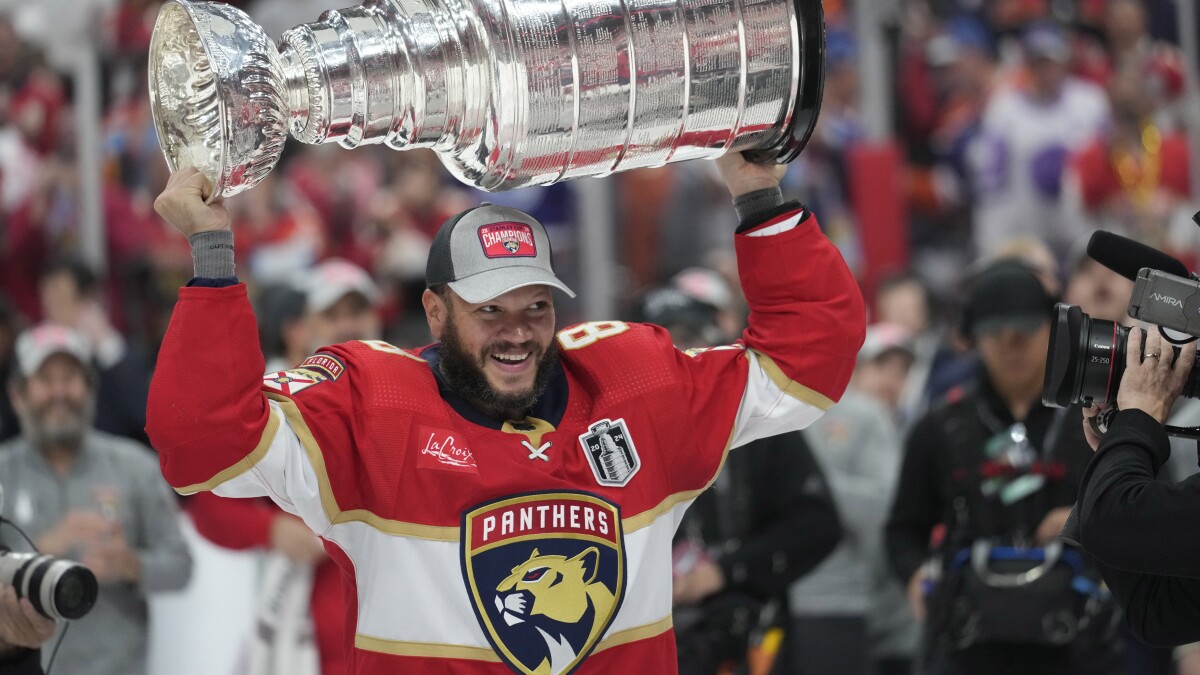 Florida Panther hockey player Kyle Okposo retires